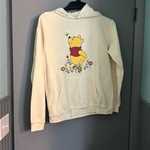 Disney’s Winnie the Pooh sweatshirt in Ivory size large. Great condition.